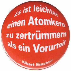 25mm Button: Es ist leichter einen Atomkern zu zertrümmern als ein Vorurteil (Albert Einstein)