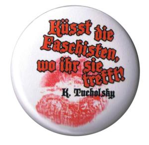 25mm Magnet-Button: Küsst die Faschisten wo ihr sie trefft (Tucholsky)