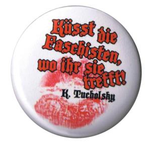 37mm Magnet-Button: Küsst die Faschisten wo ihr sie trefft (Tucholsky)
