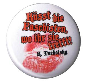 50mm Magnet-Button: Küsst die Faschisten wo ihr sie trefft (Tucholsky)
