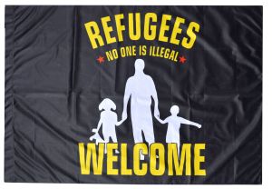 Fahne / Flagge (ca. 150x100cm): Refugees Welcome - schwarz