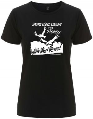 tailliertes Fairtrade T-Shirt: Zahme Vögel singen von Freiheit. Wilde Vögel fliegen!