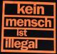 Zum tailliertes Tanktop "Kein Mensch ist illegal (orange)" für 13,12 € gehen.