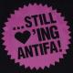 Zum Tanktop "... still loving antifa! (pink)" für 13,12 € gehen.