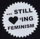 Zum Tanktop "... still loving feminism" für 13,12 € gehen.