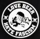Zum Tanktop "Love Beer Hate Fascism" für 13,12 € gehen.