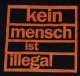 Zum Fairtrade T-Shirt "Kein Mensch ist illegal (orange)" für 19,45 € gehen.