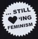 Zum Fairtrade T-Shirt "... still loving feminism" für 19,45 € gehen.