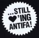 Zum Fairtrade T-Shirt "... still loving antifa!" für 18,10 € gehen.