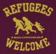 Zum T-Shirt "Refugees welcome (burgund, gelber Druck)" für 13,12 € gehen.