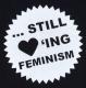 Zum T-Shirt "... still loving feminism" für 13,12 € gehen.