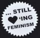 Zum tailliertes T-Shirt "... still loving feminism" für 14,00 € gehen.