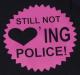 Zum Kapuzen-Pullover "Still not loving Police! (pink)" für 30,00 € gehen.