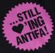 Zum Kapuzen-Pullover "... still loving antifa! (pink)" für 28,00 € gehen.