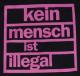 Zum Kapuzen-Pullover "Kein Mensch ist illegal (pink)" für 30,00 € gehen.