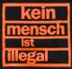 Zum Kapuzen-Pullover "Kein Mensch ist illegal (orange)" für 30,00 € gehen.
