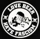 Zum Longsleeve "Love Beer Hate Fascism" für 13,12 € gehen.