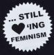 Zum Trägershirt "... still loving feminism" für 13,12 € gehen.