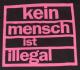 Zum taillierter Kapuzen-Pullover "Kein Mensch ist illegal (pink)" für 28,00 € gehen.