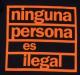 Zum taillierter Kapuzen-Pullover "ninguna persona es ilegal" für 28,00 € gehen.