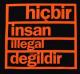 Zum taillierter Kapuzen-Pullover "hicbir insan illegal degildir" für 28,00 € gehen.