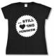 Zum tailliertes T-Shirt "... still loving feminism" für 14,00 € gehen.