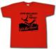 Zur Artikelseite von "Zahme Vögel singen von Freiheit. Wilde Vögel fliegen! (schwarz/rot)", T-Shirt für 15,00 €