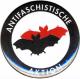 Zum 37mm Button "Antifaschistische Aktion (Fledermaus)" für 1,00 € gehen.