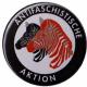 Zum 37mm Magnet-Button "Antifaschistische Aktion (Zebras)" für 2,50 € gehen.