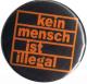 Zum 50mm Magnet-Button "kein mensch ist illegal (orange/schwarz)" für 3,00 € gehen.