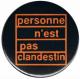 Zum 37mm Magnet-Button "personne n´est pas clandestin" für 2,50 € gehen.
