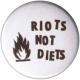 Zum 50mm Magnet-Button "Riots not diets (schwarz/weiß)" für 3,00 € gehen.