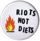 Zum 37mm Button "Riots not diets" für 1,00 € gehen.
