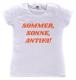 Zum tailliertes T-Shirt "Sommer, Sonne, Antifa!" für 14,00 € gehen.