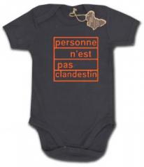 Zum Babybody "personne n´est pas clandestin (orange)" für 9,90 € gehen.