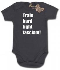 Zum Babybody "Train hard fight fascism !" für 9,90 € gehen.