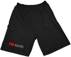 Zur Shorts "I love Riots" für 19,95 € gehen.