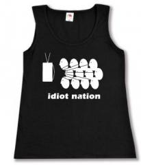 Zum tailliertes Tanktop "Idiot Nation" für 13,12 € gehen.