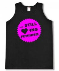 Zum Tanktop "... still loving feminism (pink)" für 13,12 € gehen.