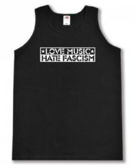 Zum Tanktop "Love Music Hate Fascism" für 13,12 € gehen.