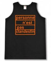 Zum Tanktop "personne n´est pas clandestin (orange)" für 13,12 € gehen.