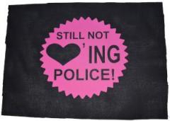 Zum Rückenaufnäher "Still not loving Police! (pink)" für 3,00 € gehen.