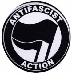 Zum 37mm Magnet-Button "Antifascist Action (schwarz/schwarz)" für 2,50 € gehen.