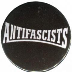 Zum 37mm Magnet-Button "Antifascists" für 2,50 € gehen.