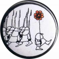 Zum 37mm Magnet-Button "Blume gegen Gewehre" für 2,50 € gehen.