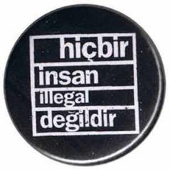 Zum 37mm Magnet-Button "hicbir insan illegal degildir (schwarz)" für 2,50 € gehen.