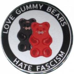 Zum 37mm Magnet-Button "Love Gummy Bears - Hate Fascism" für 2,50 € gehen.