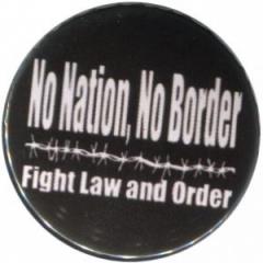 Zum 37mm Magnet-Button "No Nation, No Border - Fight Law And Order" für 2,50 € gehen.
