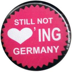 Zum 37mm Magnet-Button "Still not loving Germany" für 2,50 € gehen.