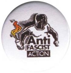 Zum 50mm Magnet-Button "Antifascist Action" für 3,00 € gehen.